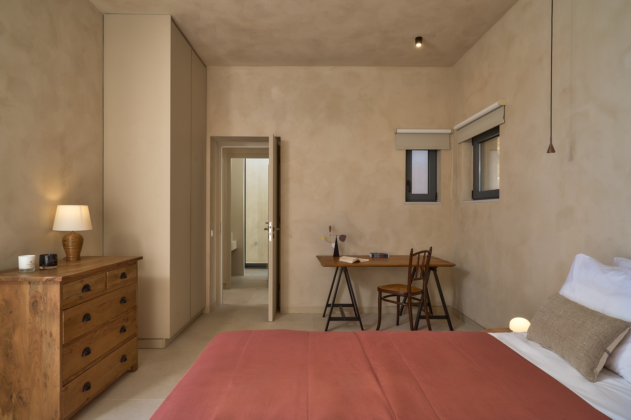 A bespoke in-room office space is also available.