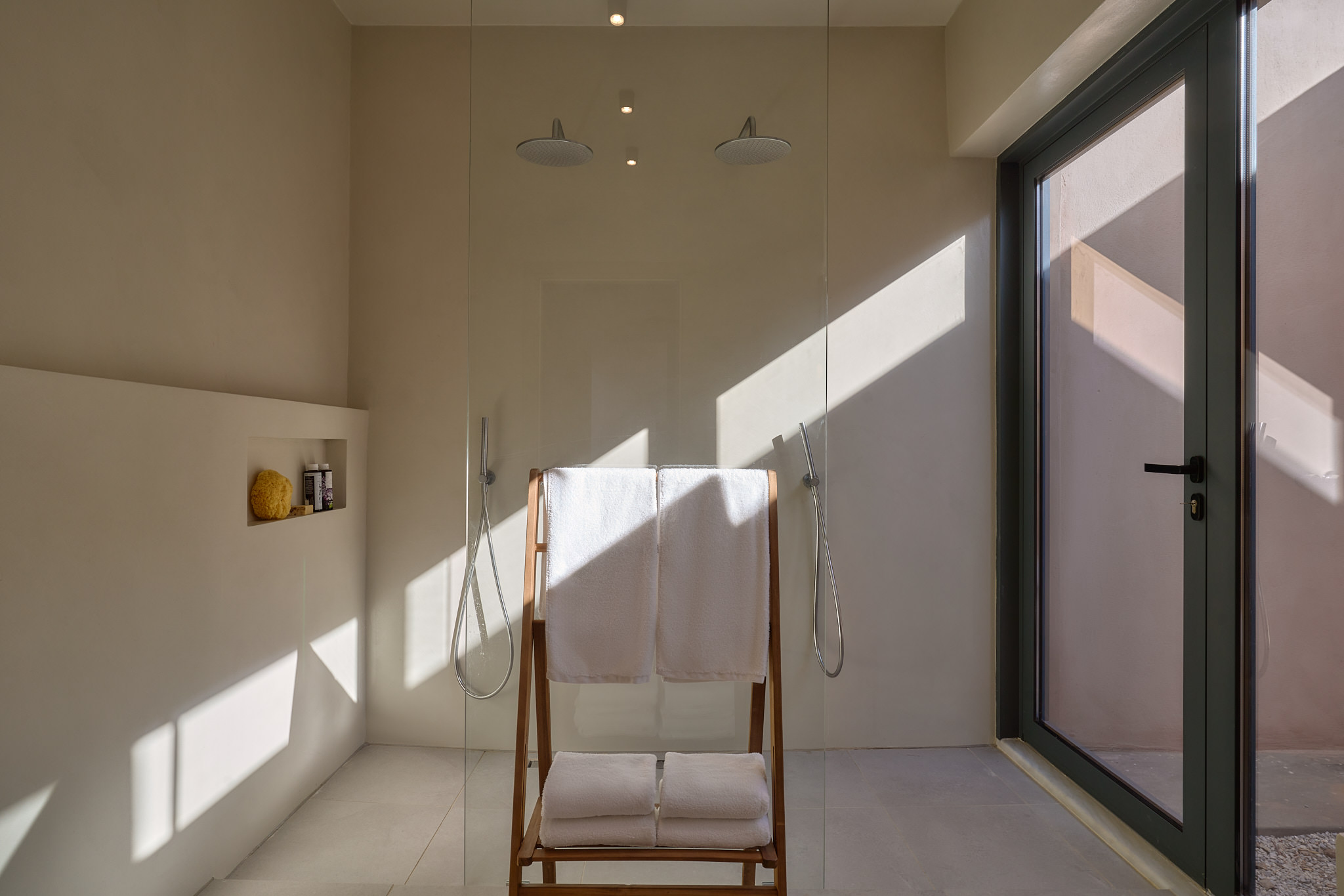 Double walk in shower, located in the ground floor of the "1st suite".